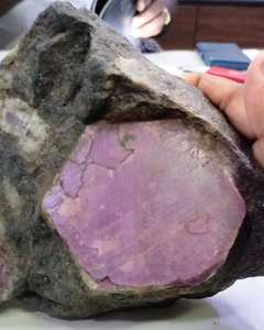 Cristal de pierre précieuse naturelle Aquamarine Matrix, poli, ton bleu doux, méditation, énergie, travail spirituel, guérison, décoration de la maison - Product Image 1