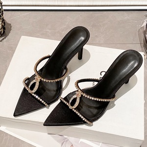 รองเท้าส้นเข็มแบบเปิดนิ้วเท้าประดับเพชร พื้นรองเท้า TPU ทำจากเส้นใยไมโครไฟเบอร์  วัสดุผ้าไหมซาตินสไตล์ยุโรปอเมริกัน สำหรับฤดูร้อนปี 2026 - Product Image 1