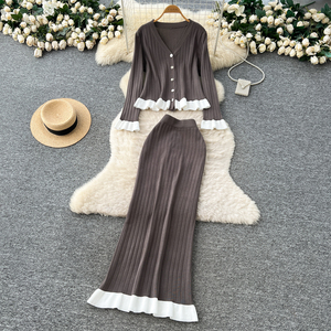 Setelan 2 Potong Wanita Model Romawi Atasan V-Neck dan Rok Rajut Setelan Pakaian Grosir - Product Image 2