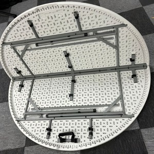 طاولة بلاستيكية مستديرة قابلة للطي للاستخدام الخارجي والداخلي، خفيفة الوزن وسهلة التنظيف، مناسبة للحدائق والشرفات وأثاث الفناء - Product Image 4