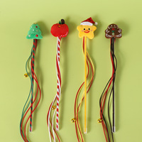 Weihnachtlicher Katzenspielstab mit Weihnachtsbaum, Apfel, Stern, Lebkuchenmann, Glocke und Band - Interaktives Katzenspielzeug als Feiertagsgeschenk