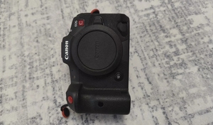 กล้องดิจิตอล <span class=keywords><strong>Canon</strong></span> EOS R5 C สำหรับถ่ายภาพยนตร์ ความละเอียด 45MP ฟูลเฟรม บันทึกวิดีโอ 8K ที่ 30fps และ <span class=keywords><strong>4K</strong></span> ที่ 120fps - Product Image 2