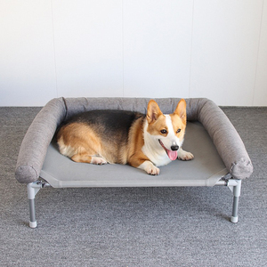 Cama elevada portátil para mascotas con refrigeración y transpirable para perros con pies y almohada para campamento al aire libre - Product Image 2