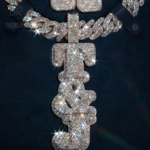 Colgante vertical personalizado con nombre de moissanita VVS, estilo hip hop, con letras de diamante baguette 3D, colgante de cadena, joyería para hombre - Product Image 1