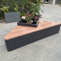 Jardinière de décoration Banc Mobilier d'extérieur Jardinière Boîte à fleurs Sièges Cadre en métal Bois massif Banc triangulaire Jardinières