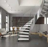 Escalier intérieur courbé en bois poli sur mesure pour grand hall d'entrée, par Prima Villa Interior Designer