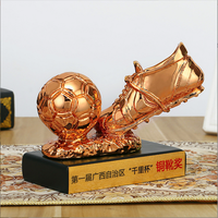 Le nouveau trophée de football en résine ornement trophée de tireur de football et trophée de championnat de football personnalisé