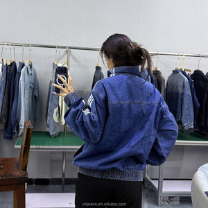 Giacca di jeans da uomo in stile cinese <span class=keywords><strong>Adi</strong></span> 2026 CNY Hot Sale, giacca di jeans con lavaggio a sabbia e linee laterali - Product Image 6