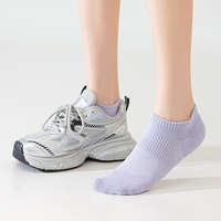 Chaussettes courtes de sport tricotées pour femme, en coton respirant et absorbant la transpiration, avec semelles éponge, coupe invisible et logo sur le bord et le dessous.