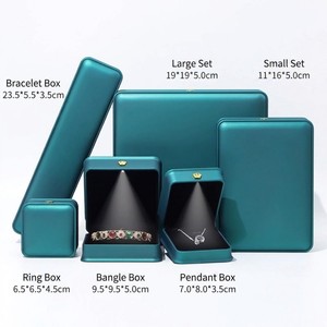 Caja de Joyería Rectangular Color Verde Azulado EVERWIN con Inserto de Terciopelo, Luz LED, Elegante Estuche de Almacenamiento para Anillos, Colgantes, Collares y Pulseras - Product Image 6