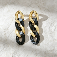 Boucles d'oreilles pendantes personnalisées en acrylique marbré noir, style géométrique vintage doré, tendance et fantaisie, avec maillons de chaîne cubaine