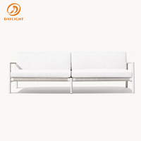 Modernes 2-Sitzer-Sofa-Set für den Außenbereich, Terrassen-Loveseat mit Aluminiumrahmen und Holzlatten-Akzenten, weiße Kissen und geometrische Kissen