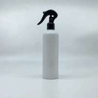 Flacon pulvérisateur en plastique rechargeable en gros, blanc opaque, contenant en PET avec pulvérisateur à fine brume pour solution de nettoyage, usage cosmétique