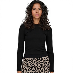T-shirt décontracté pour femme en coton 100% respirant, coupe ajustée, col rond, manches courtes, imprimé floral, détails en dentelle, couleur prune - Product Image 5