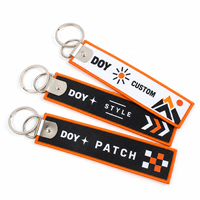 Porte-clés d'étiquette en tissu de forme personnalisée à conception double face en gros avec logo tissé à la machine avec son propre nom