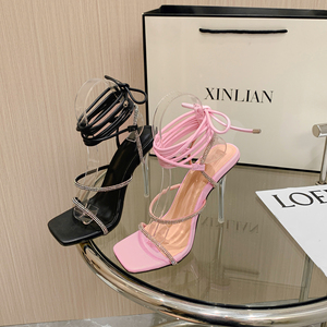 Nouvelles sandales à talons hauts en cristal avec ruban noir et strass, style européen et américain 2023 - Product Image 5