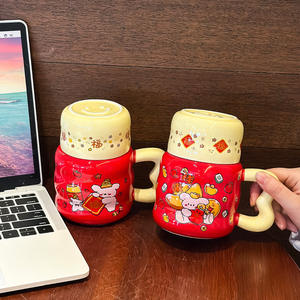 แก้วเซรามิคสีแดงลายการ์ตูนพร้อมฝาและหูจับ สำหรับของขวัญทางธุรกิจ ฤดูใบไม้ผลิ 2025 - Product Image 4