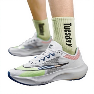 フェイマ メンズ サマー 通気性メッシュ ランニングシューズ メッシュ裏地 プロ仕様 レーシング マラソン 衝撃吸収 ラバーアウトソール モデル - Product Image 1