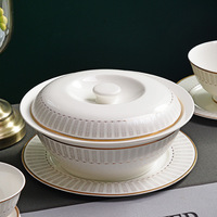 Service de table haut de gamme en porcelaine fine européenne, motif rayures verticales en relief, avec bord doré, pour la maison, les mariages, les fêtes et l'usage quotidien