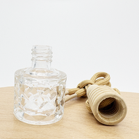 Diffuseur d'huiles essentielles en verre transparent de 8 ml, forme originale, à suspendre dans la voiture, avec emballage personnalisé, imprimé à l'écran, modèle ZY-0166 de la marque ZY.