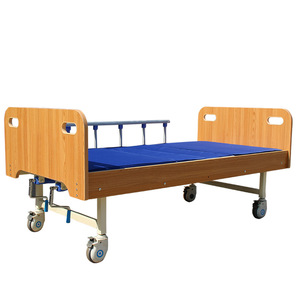 Lit médical manuel Sande en bois massif avec cadre en fer et roulettes pour hôpital et soins à domicile - Product Image 5