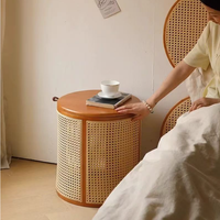 Table d'angle moderne en bois massif élégante et créative avec un design en forme de baril et un espace de rangement interne pour les salons et les chambres