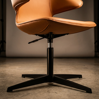 Chaise de négociation élégante en cuir camel orange avec dossier à ailes et base quatre branches noire pour bureau créatif