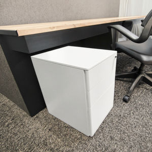 Prix de gros Armoires de stockage de fichiers en acier blanc à 3 tiroirs avec clés Armoire mobile à socle en métal pour classement avec roues - Product Image 1