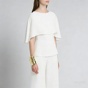 Chemisier élégant et minimaliste pour <span class=keywords><strong>femme</strong></span>, col bateau, manches cape, blanc, idéal pour le bureau ou les soirées - Product Image 2