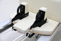 Tempat Tidur Pilates Reformer Multi-Pegas Portabel dan Dapat Dipindahkan dengan 4/5/6 Pengaturan Pegas dan Roller