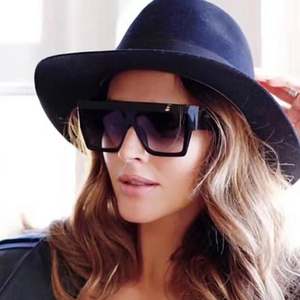 Gafas de Sol Cuadradas Extra Grandes Retro de Moda con Logotipo Personalizado para Mujer y Hombre, Gafas de Sol con Marco Grande Rojo y Azul, Parte Superior Plana - Product Image 1