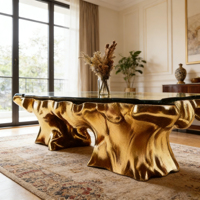 Table à manger de luxe en or massif avec base sculpturale, mobilier de salle à manger haut de gamme pour projets résidentiels et hôteliers