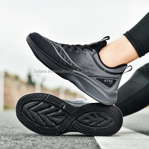เทรนด์แฟชั่นฤดูใบไม้ผลิ ฤดูร้อน ฤดูหนาว รองเท้าตาข่ายทอระบายอากาศได้ดี สำหรับผู้ชายและผู้หญิง ไซส์ 36-50 น้ำหนักเบา พื้นนุ่ม ใส่สบาย เหมาะสำหรับวิ่ง - Product Image 4