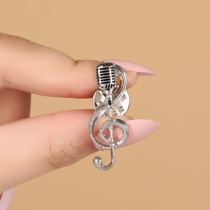 Bros Mikrofon Nada Musik untuk Pria Wanita Gaya Jepang Bahan Zinc Alloy Teknik Tetesan Minyak untuk Pernikahan Pin Elegan - Product Image 3