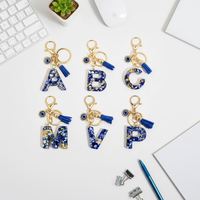 Porte-clés en résine bleue œil de diable avec pompon pour femmes, légers et créatifs, 26 lettres initiales anglaises, cadeaux d'affaires en gros