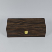 Boîte cadeau en bois plaqué haute brillance avec doublure en velours noir, charnière et fermoir en métal doré pour le rangement de montres et l'emballage de cadeaux de luxe