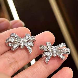 Orecchini a perno con fiocco simmetrico da donna, design dolce e femminile, accessori per l'orecchio da indossare tutti i giorni - Product Image 6