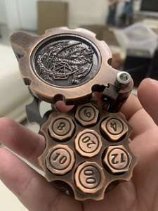 Dado Metálico Poliédrico 7 en 1 con Forma de Bala, Contenedor Giratorio Tipo Cilindro de Revólver para Juegos de Mesa con Temática de D&D, Ciencia Ficción, Guerra y Crimen - Product Image 6