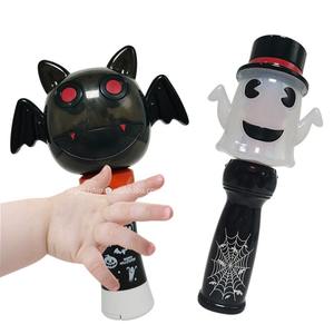 Tête de fantôme d'Halloween rougeoyante et baguette de chauve-souris tournante lumineuse Décorations de fête pour enfants pour les festivités d'octobre - Product Image 3