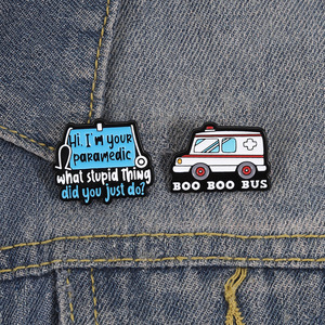 Broches en émail Boo Boo Bus <span class=keywords><strong>Ambulance</strong></span>, épingles amusantes en métal émaillé, badges en alliage de zinc sur <span class=keywords><strong>le</strong></span> thème des premiers secours et des dessins animés - Product Image 1