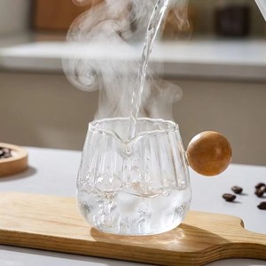 Pichet à lait <span class=keywords><strong>mini</strong></span> en verre borosilicate côtelé résistant à la chaleur, tendance et de qualité supérieure, avec poignée en bois, pour l'art du café expresso - Product Image 2