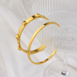 Vòng Tay Thịnh Hành Năm 2023 Vòng Tay Cổ Rộng Phong Cách Punk Cho Nữ Vòng Tay Kim Tự Tháp Trang Sức Hip Hop Vòng Tay Kim Loại Mạ Vàng 18K - Product Image 5