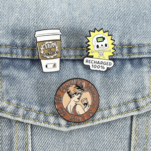 Broche émaillée fantaisie Squelette avec citation humoristique 'Coffee Cup Recharge', à piles, bijou de mode, cadeau - Product Image 1