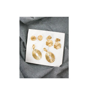 Pendientes de latón de acero inoxidable para mujer, pendiente de aro de haz de luz solar espiritual chapado en oro brillante, pieza de diseño de hoja - Product Image 1