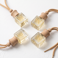 Diffuseur de parfum pour voiture en verre carré avec bouchon à vis en bois et cordon de suspension