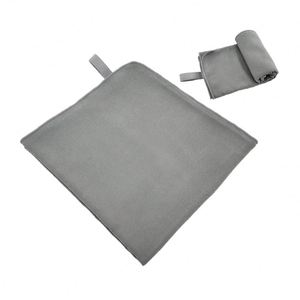 Serviette de sport et de voyage en microfibre antibactérienne personnalisée, séchage rapide et portable - Product Image 1