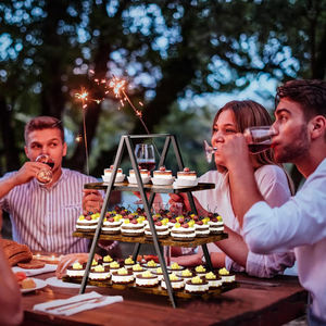 حامل عرض بوفيه خشبي فاخر قابل للطي بثلاث طبقات، حامل كبير للحلويات وديكور طعام حفلات الزفاف والفنادق - Product Image 2