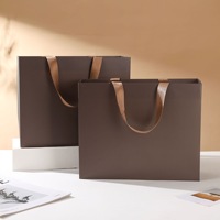Sac fourre-tout en papier mat personnalisé avec logo, poignée en satin, sac cadeau de luxe pour boutique de vêtements