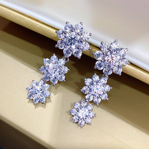 Boucles d'oreilles de luxe en or blanc, motif floral, avec cristaux et strass sertis griffe, bijoux de mariage pour femme - Product Image 3