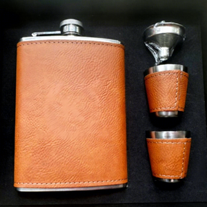 Coffret cadeau 4 en 1 avec gourde à whisky avec entonnoir, 2 verres à shot avec étui en cuir - Product Image 1